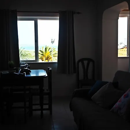 Ema's And Nightlife House * לאגוּ‏ש