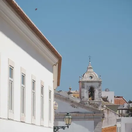 Ema's And Nightlife House